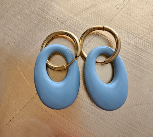 Bazou oorbellen met resin druppel lichtblauw
