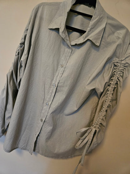 Bloes Dames lichtgrijs detail strik ophaalmouw